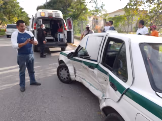 Los hechos ocurrieron alrededor de las 16:45 horas de hoy cuando una mujer embarazada y su hijo viajaban en un taxi