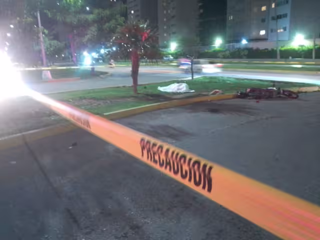 El cuerpo quedó tirado sobre el camellón por la fuerza del impacto