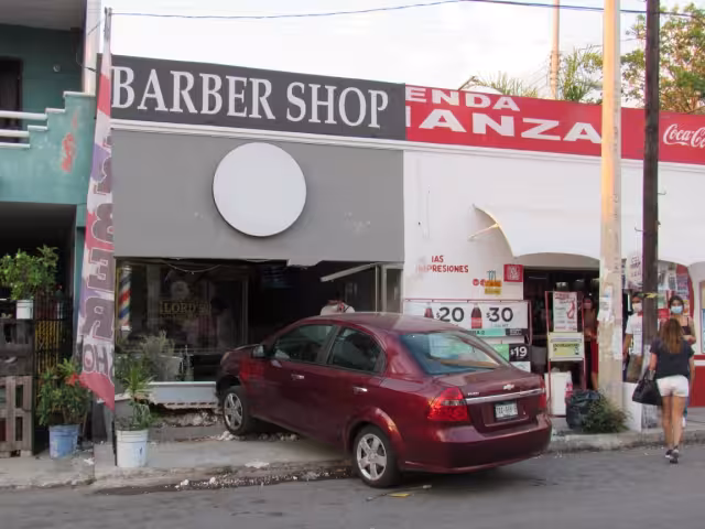Por el impacto, la fachada del local colapsó