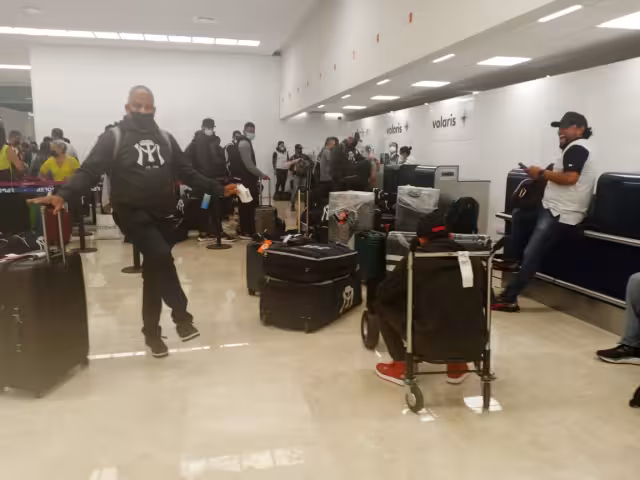 Jesús Alejandro Martínez Gutiérrez, lanzador de los Sultanes de Monterrey celebró el triunfo del equipo con una pose en el aeropuerto de Mérida