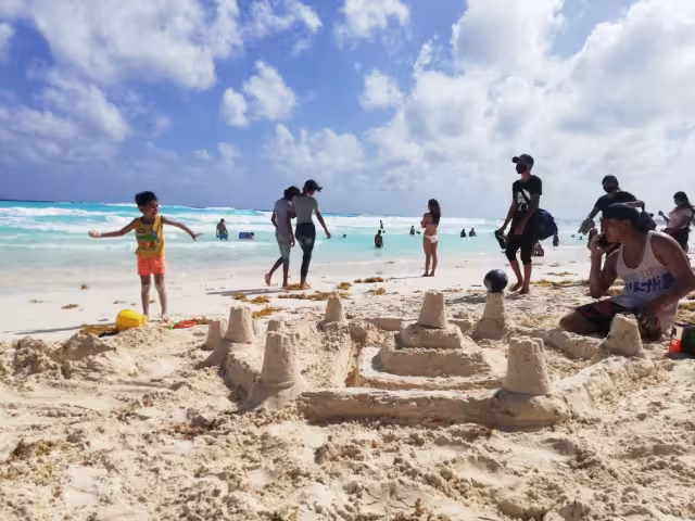 Puerto Morelos tiene seis playas limpias de sargazo y solo una con el nivel alto