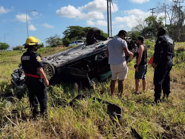 Con apoyo de una grúa de la SSP, lograron sacar el vehículo de la hondonada de la carretera Mérida-Progreso