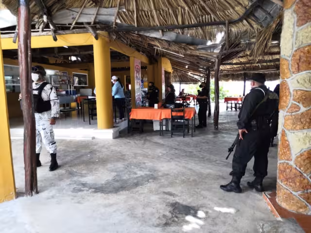 El restaurante vendía las bebidas dentro de vasos de unicel para evadir las sospechas Foto: Dismar Herrera
