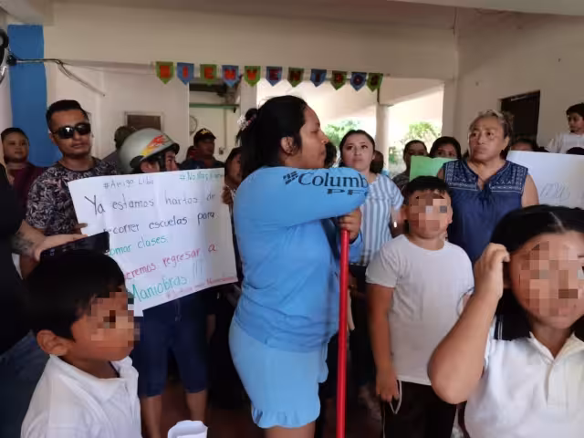 Los padres ingresaron a la fuerza a la escuela en el Centro de Progreso