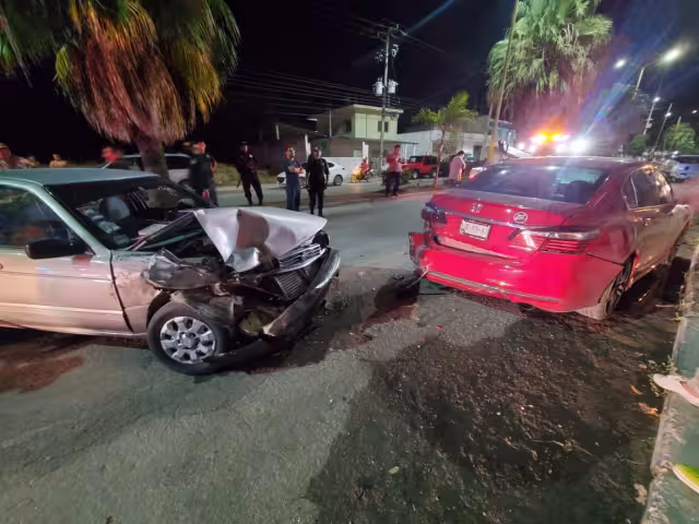 Los automóviles quedaron varados a media calle tras el impacto