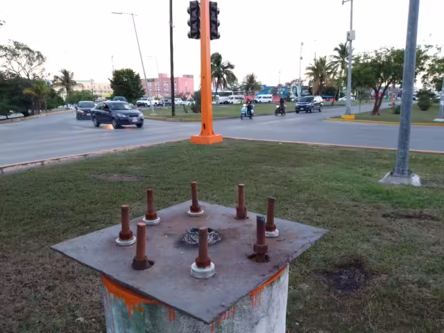 El antimonumento fue colocado en honor a los 43 normalistas de Ayotzinapa