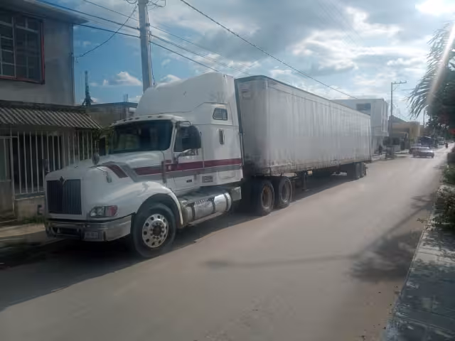 El tráiler transportaba madera sin permiso. Foto: Joaquín Guevara