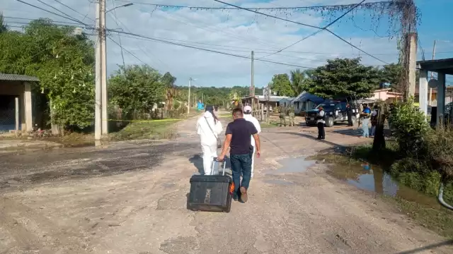 Familiares y amigos acompañan el cuerpo del policía asesinado para darle el último adiós
