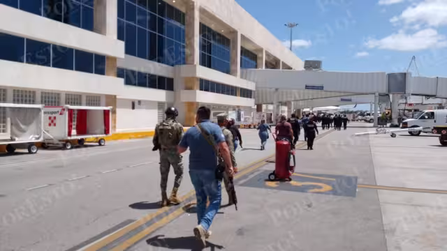 En la pista se vio a decenas de pasajeros, quienes eran resguardados por elementos