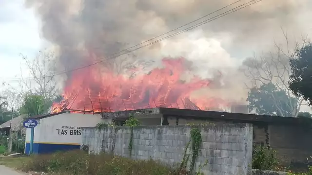 Sólo bastaron cinco minutos para que las llamas consumiera en su totalidad el inmueble
