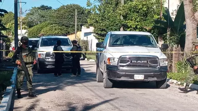 Una camioneta militar resguarda la entrada a la calle donde se llevó a cabo la inspección a un predio