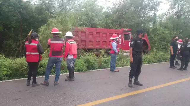 El volquetero fue atendido por paramédicos de una ambulancia