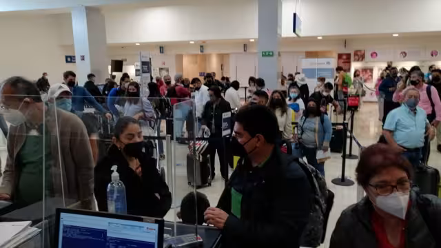 A nivel nacional, la aerolínea tuvo que suspender 38 vuelos el día de ayer. La regularización de salidas y llegadas podría tardar hasta 10 días