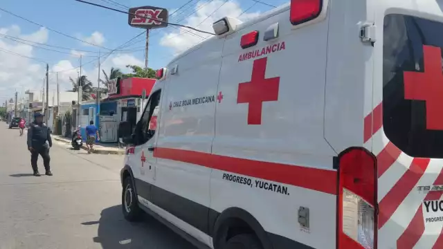 La motociclista tuvo que ser atendida por paramédicos tras presentar heridas en el cuerpo