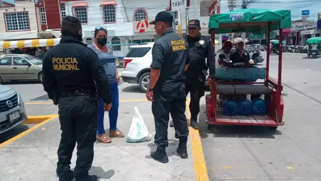La mujer empezó a gritar y llamó la atención de los transeúntes