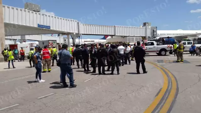 Los pasajeros fueron resguardados por policías en la pista del aeropuerto