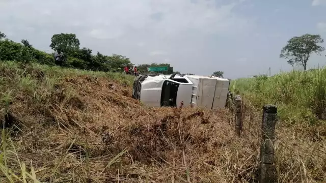 La camioneta salió de la carretera y dio varias vueltas. Foto: Joaquín Guevara