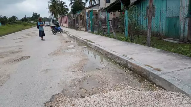 Servicio de agua de Escárcega engaña a vecinos tras reporte de fuga