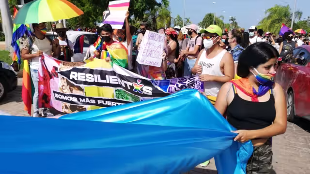 La comunidad LGBT en Cancún comenzó la caminata programada pare este sábado
