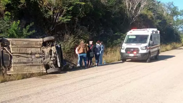 Un vehículo en el que viajaban cinco maestras de preescolar volcó, dejando a dos de ellas con lesiones leves