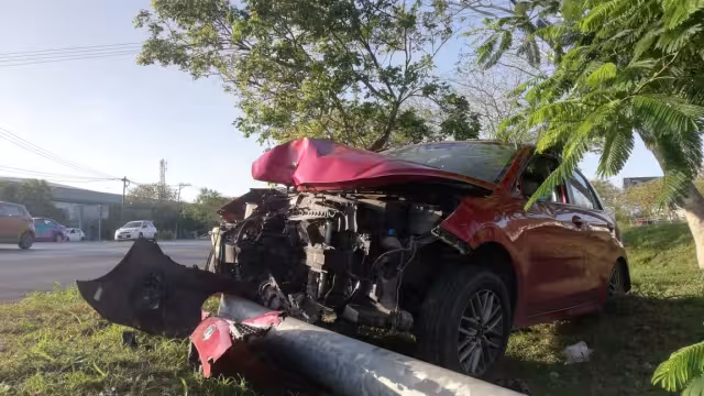 Paramédicos atendieron a la mujer, ya que presentó heridas y golpes contusos