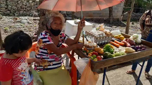Gregoria Uc se dedica a la venta de frutas y verduras en frente de ladrones, según el testimonio de un residente