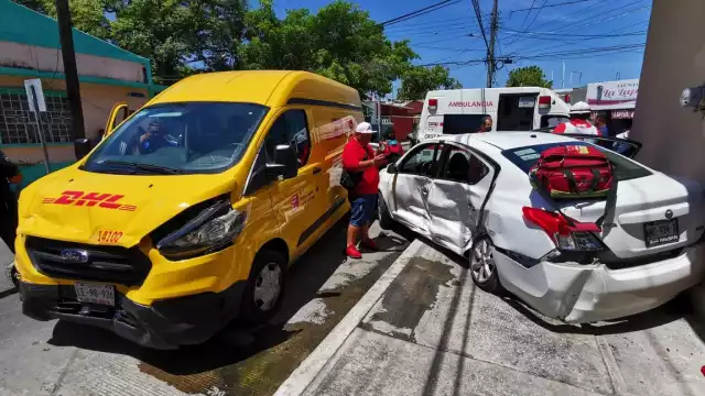 Tras el impacto el vehículo particular dio varios giros y termino subiendo de reversa al camellón con parte de la carrocería dañada