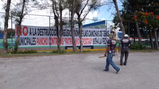 Los ciudadanos bajo el #PorCancun comenzaron a levantar firmas de niños, niñas y adolescentes a un costado de las canchas de tenis