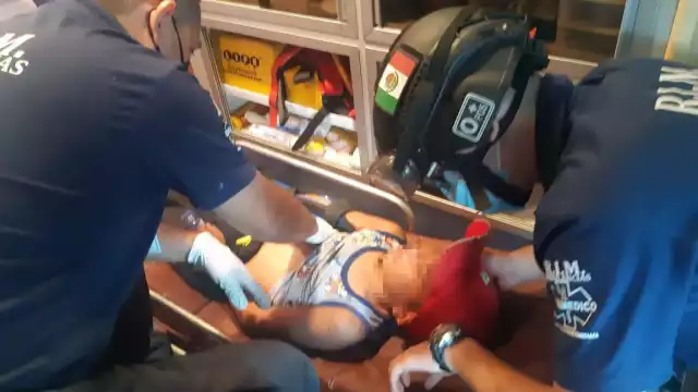 El niño sufrió lesiones en las costillas y tuvo que ser trasladado a un hospital Foto: Rafael García