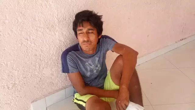 El hombre permanecía sentado en la entrada del Hospital, a la espera de ser rescatado por sus parientes