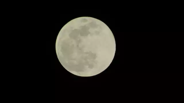 La Superluna Rosa se observó en la cúspide de la noche de ayer