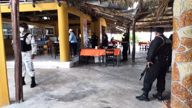 El restaurante vendía las bebidas dentro de vasos de unicel para evadir las sospechas Foto: Dismar Herrera