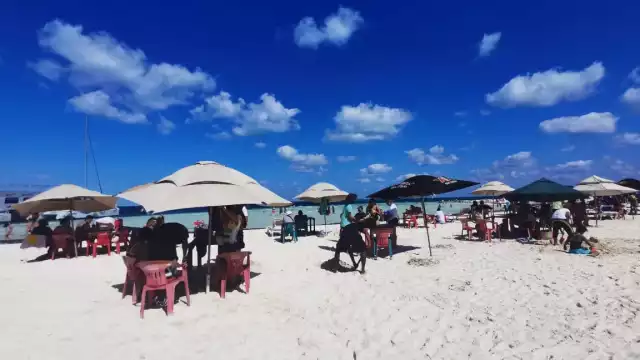 Los bañistas no respetan el ecosistema, dejando su basura en la playa