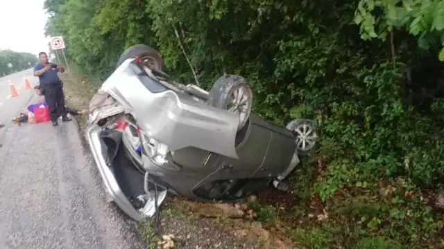 Al lugar llegaron paramédicos de la Cruz Roja que trasladaron al hospital a uno de los tripulantes