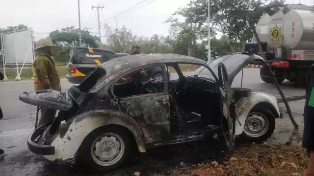 El automóvil se consumió por completo, pese a los esfuerzos de los bomberos de Mérida de controlar el fuego