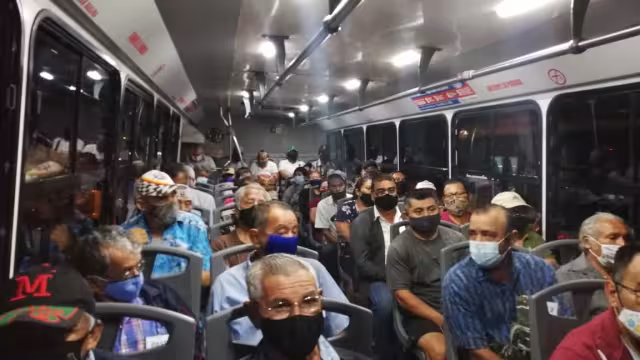 Los abuelitos fueron llevados en camiones hacia la terminal marítima