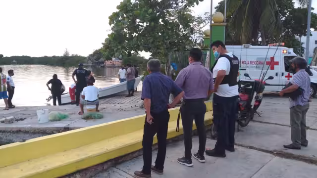 La embarcación también registró el rozón de una bala, por lo que peritos de la FGE, levantaron evidencias para establecer lo ocurrido