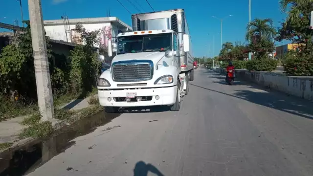 Conductor de tráiler no acreditó la legal procedencia del material que transportaba a la Ciudad de México