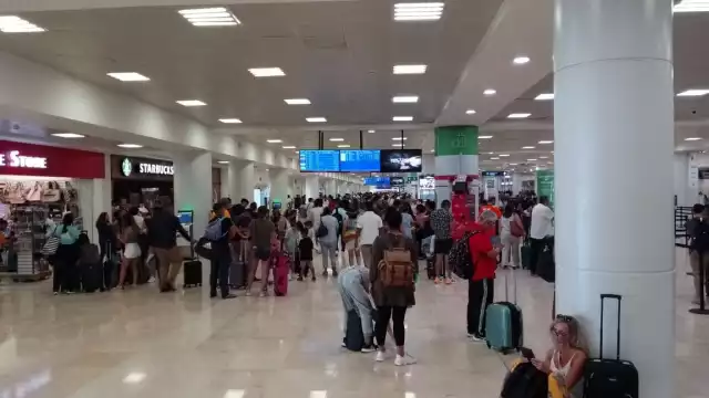 Más de mil personas se encuentra dentro de la terminal del aeropuerto de Cancún