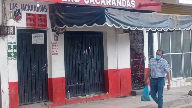 Las Jacarandas fue el primer negocio en ser cerrado, donde los clientes fueron desalojados luego de pagar la cuenta