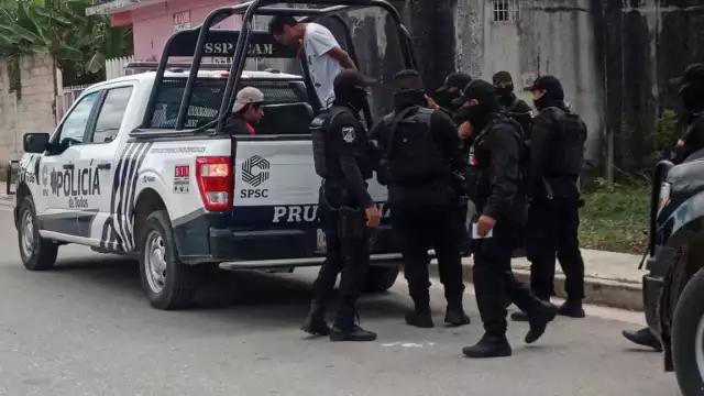 Los hombres fueron asegurados y esposados para ser subidos a las  patrullas para llevarlos a la vicefiscalía regional del estado