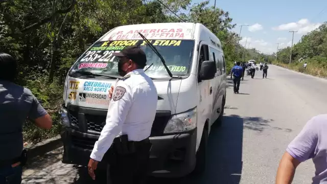 Conductor de combi mata a un hombre en el Arco Vial de Cancún: VIDEO