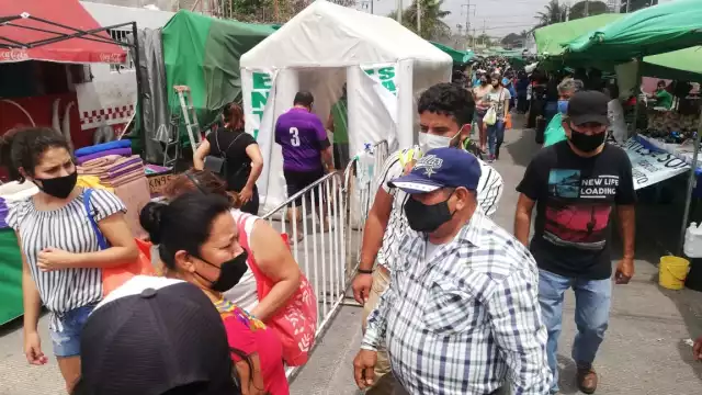 Los cancunenses decidieron visitar el conocido tianguis de la región 100 en la ciudad causando una gran aglomeración