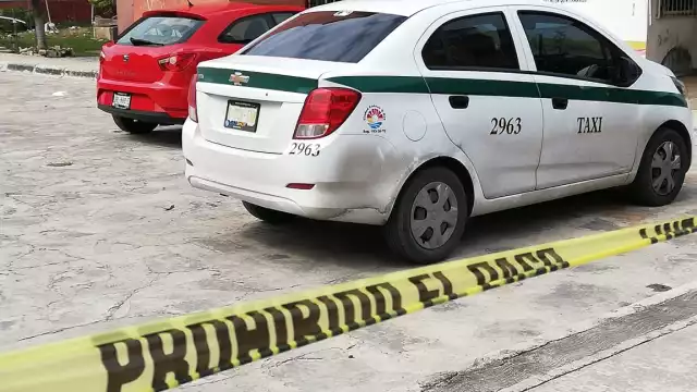 Llegaron paramédicos de la Cruz Roja Mexicana, quienes lo atendieron y lo trasladaron de urgencia al Hospital General