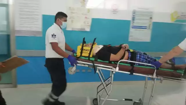 El hombre fue trasladado por paramédicos para su pronta atención