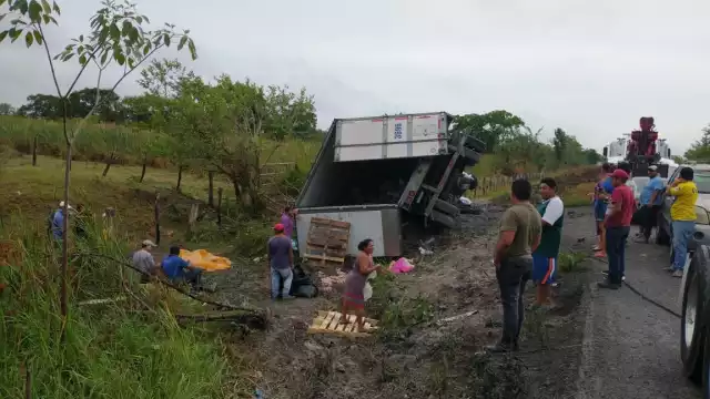 Un tráiler impactó contra un vehículo en la carretera Villahermosa-Escárcega