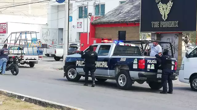 Camioneta atropella a dos policías preventivos en Cancún