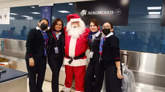 Humberto Perera Villalobos, quien labora en el Aeropuerto de Mérida, estuvo detrás del disfraz de Santa Claus
