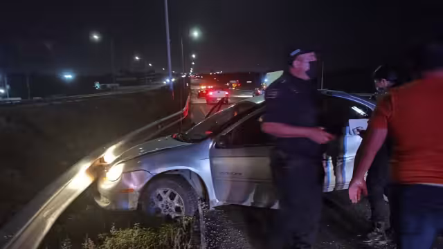 El auto estuvo cerca de caer más de 30 metros