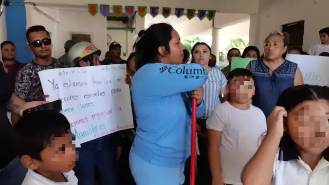 Los padres ingresaron a la fuerza a la escuela en el Centro de Progreso